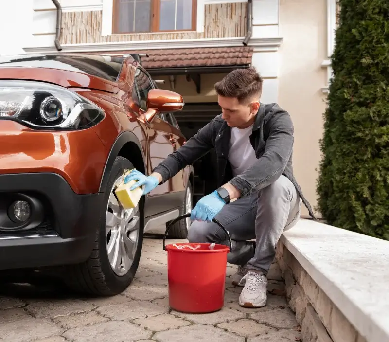 Lavage auto à domicile Moyon Villages : professionnel intervenant sur un véhicule